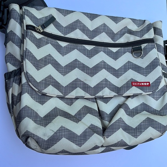 Skip Hop Dash Signature Messenger Diaper Bag Chevron Baby Toddler Kids Travel - Picture 3 of 16